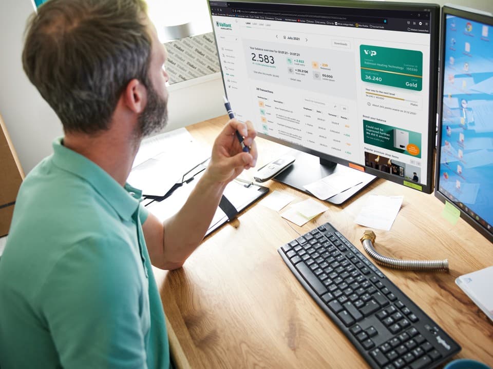 Instalater sjedi ispred računara.