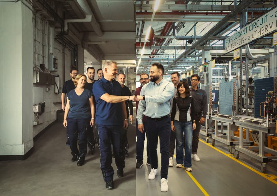 Profesionalac i zaposlenik Vaillanta daju jedan drugome "fist bump".